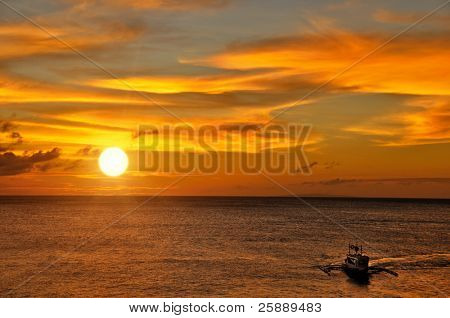 Barco a vela em direção a Sunset viva