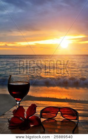 Seaside exotische Cocktail scène bij zonsondergang