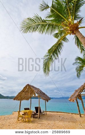 Actualidad romántico en un acantilado del mar Tropical
