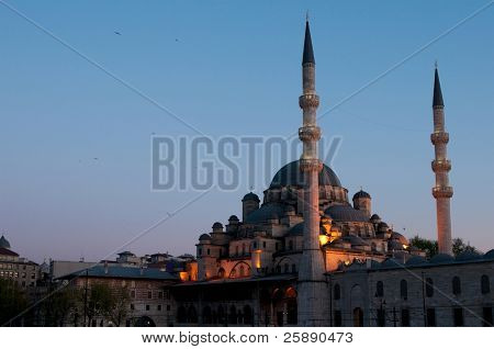 La Mezquita Nueva (yeni Cami) al atardecer, Estambul, Turquía