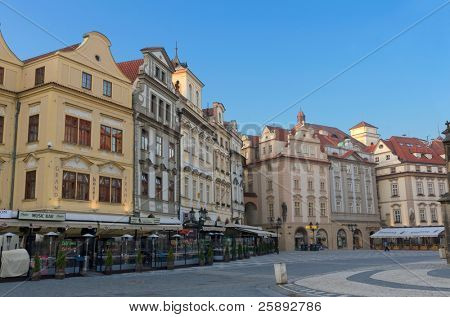 Piazza della città vecchia (Staromestske Namesti) e caffè; Praga, Repubblica Ceca