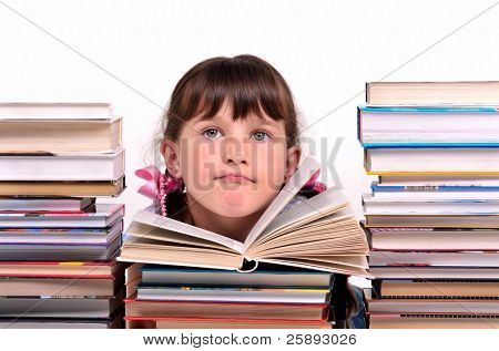 ภาพเหมือนของสาวน่ารักนั่งอยู่ท่ามกลางกองหนังสือที่แยกต่างหากบนพื้นหลังสีขาว