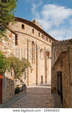 ถนน cobbled แคบในการเมือง Peratallada สเปน