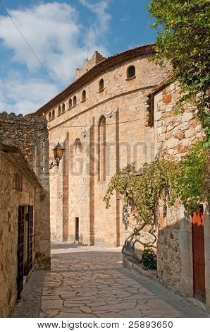 ถนน cobbled แคบในเมืองสเปนเก่า Peratallada