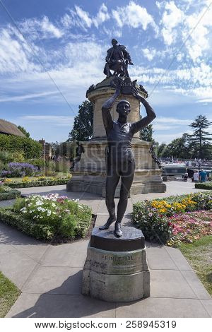 Stratford-upon-avon, United Kingdom - August 24: William Shakespeare And Henry V Statue In Straford-