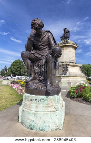 Stratford-upon-avon, United Kingdom - August 24: William Shakespeare And Hamlet Statue In Straford-u