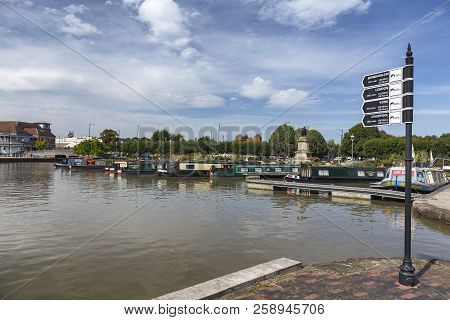 Stratford-upon-avon, United Kingdom - August 24: Boats Moored In The River Avon In Straford-upon-avo