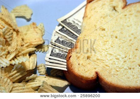 en sandwich kontanter og $2000,00 kontanter i en sandwich med chips på en blå plade