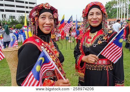 Labuan,malaysia-sept 16,2018:group Of Lady From Kadayan Brunei Labuan Ethnic Wearing Traditional Cos
