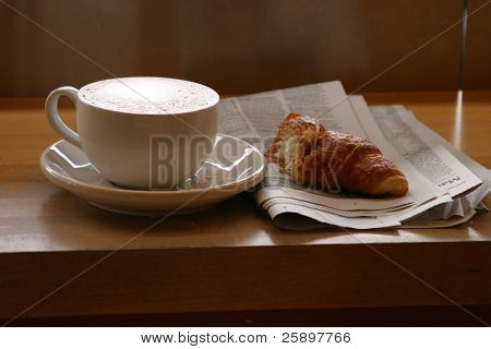 Seattles Lieblings Getränk Kaffee mit die Morgenzeitung und einem croissant