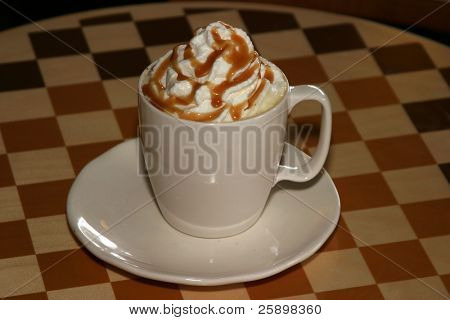 Latte kermavaahtoa ja sokeriväri ja croissant