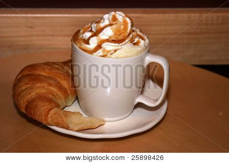 Latte croisant ja kermavaahtoa ja valtaa