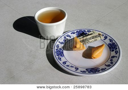 Fortune cookie-val $100.00 dollár bill sticing belőle a zöld tea