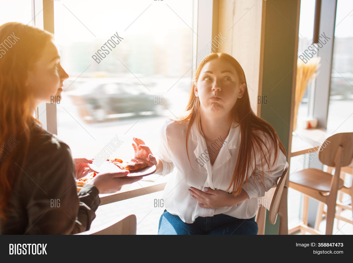 Ltdeirf yt. Что же выбрать. Ltdeirf yt. Женщина ждет звонка. Девушка пожимает плечами.