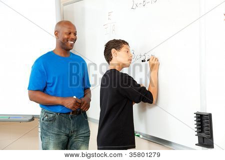 Pre-algebra 基板上の学生のためのアフリカ系アメリカ人の数学の先生。