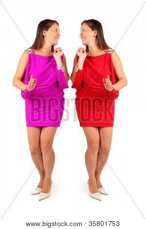 zwei gleiche schöne Frauen in lila und roten Kleid gekleidet Lächeln und schauen einander im Studio auf w