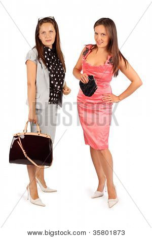 zwei gleiche Frauen tragen Unternehmen passen und Rosa Abendkleid im Studio auf weißem Hintergrund.
