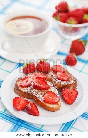 Toasts ฝรั่งเศสกับน้ำตาลผงสตรอเบอร์รี่