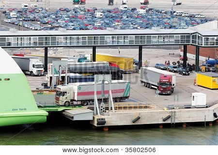 HELSINKI - 20 de julho: Carregamento de caminhões no ferry Star em Helsínquia Porto, 20 de julho de 2011, Helsínquia, Fin