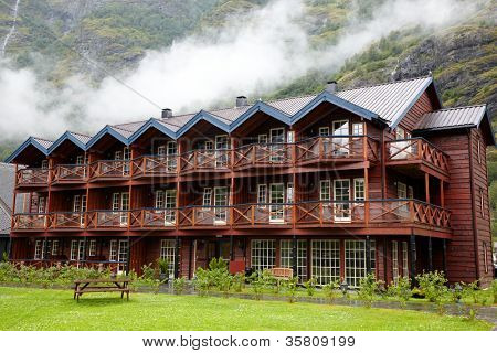 Hotel in legno nelle montagne