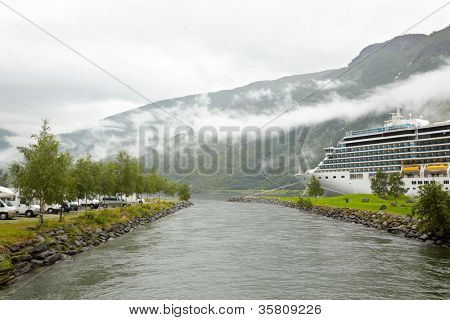 Parken und festgemachten Kreuzfahrtschiff auf Seiten der Wasserkanal.