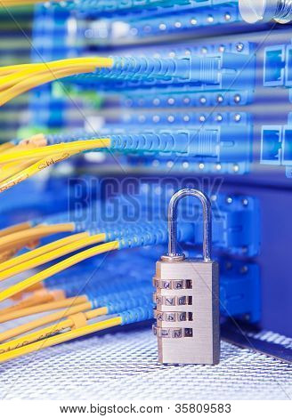 Sperre und Faser-optische Netzwerk-Kabel