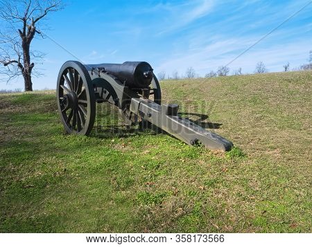 Civil War Cannon In Vicksburg, Ms. Old Civil War Canon On The Battlefield In Vicksburg Ms.