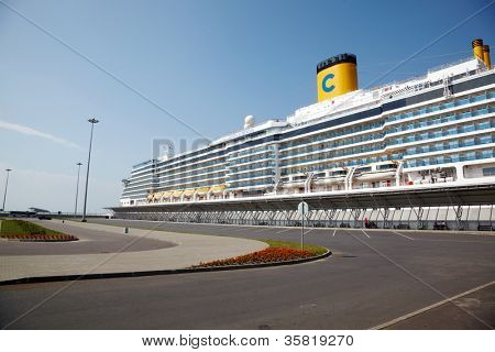 Skt. PETERSBORG - 19 juli: Cruise ship Costa parken Luminosa forankret på havnen i St. Petersborg, July 19, 2011,