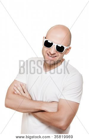 Cool sonriente hombre cabeza calva o afeitado en gafas de sol blancos aislado