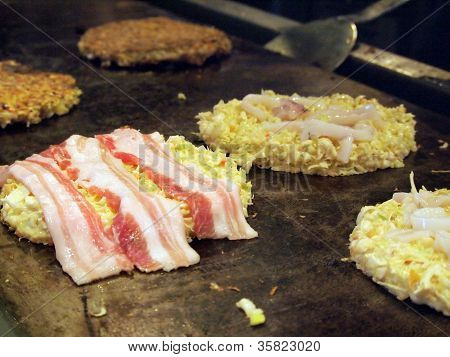 Matlagning Okonomi-yaki japanska mat med Bacon och bläckfisk