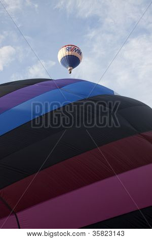READINGTON, NJ / Temmuz 29: Sıcak hava balonu kadar göğe hareketsiz varlık bir balon üzerinde yükselir ReMax 