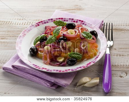 salat med ox hjerte tomater, løg oliven og hvidløg