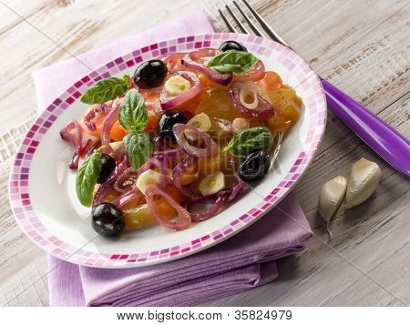 salat med ox hjerte tomater, løg oliven og hvidløg