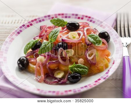 salat med ox hjerte tomater, løg oliven og hvidløg