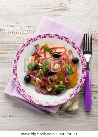 salat med ox hjerte tomater, løg oliven og hvidløg