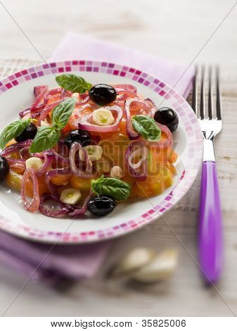 salat med ox hjerte tomater, løg oliven og hvidløg