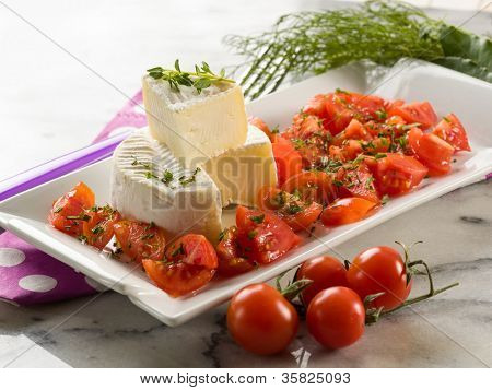 Tomino ost med pachino tomater salat