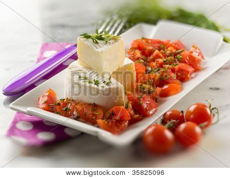 Tomino ost med pachino tomater salat, selektiv fokus