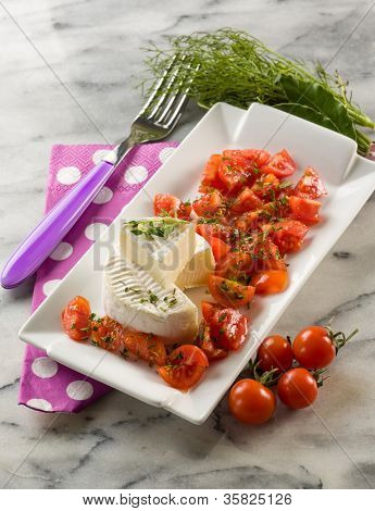 Tomino ost med pachino tomater salat