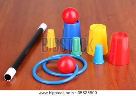 Tryllekunstner på træ baggrund