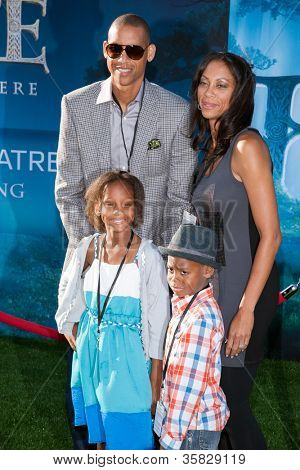 HOLLYWOOD, CA - 18 juni: Basketball stor, Reggie Miller og familie ankommer til Los Angeles Film F