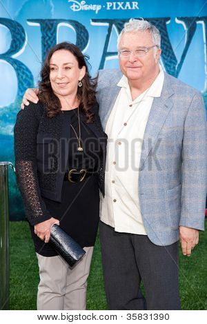 HOLLYWOOD, CA - 18 juni: Sanger, sangskriver Randy Newman og hans kone Gretchen ankommer til Los Ang
