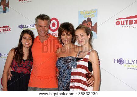 LOS ANGELES - 12 aug: Harry Hamlin, Lisa Rinna ธิดามาถึงที่นี้ 3 ปีของฉันพี่ชายอักขระ