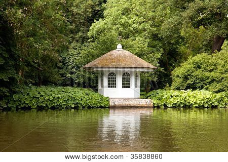 Casinha no jardim rico nas margens do Rio nas