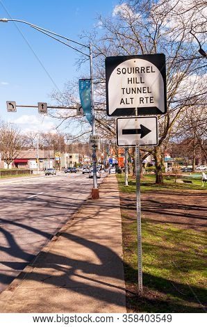 Pittsburgh, Pennsylvania, Usa 3/29/20 The Squirrel Hill Tunnel Alt Route Sign On Forbes Avenue In Fr