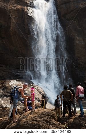 Kerala, India-february 2, 2019. Crowds Of Indian Tourists And Europeans At The Beautiful Attraction 
