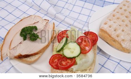 Öppna Ciabatta kalkon sallad smörgås