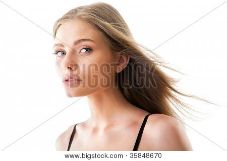 Bella donna semi-vestita con magnifici capelli