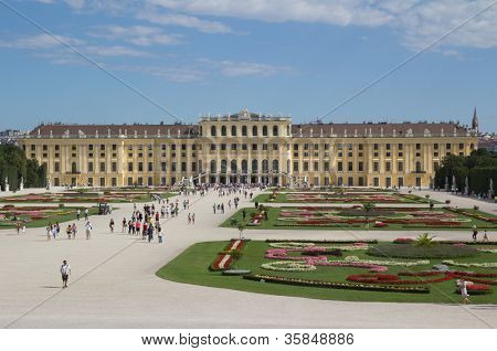 Bécs, Ausztria - augusztus 7-én: Turista a Schonbrunn palota Bécs, Aust, 2011 augusztus 7