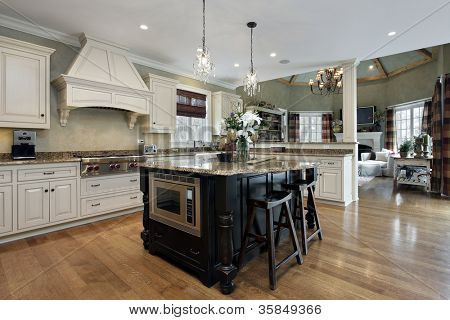 Cocina en casa con gabinetes blanco de lujo